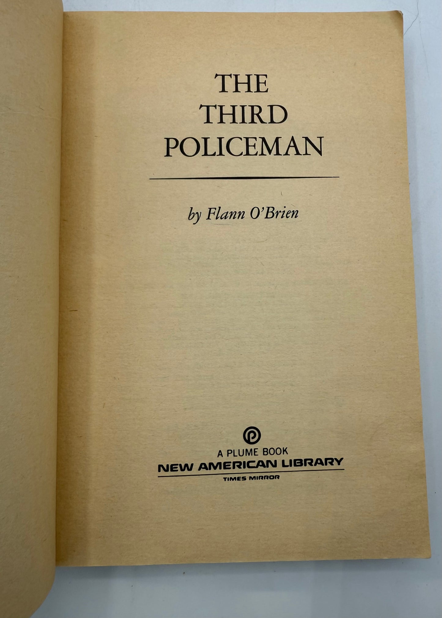 Book cover of 'The Third Policeman' by Flann O'Brien with a Plume Book New American Library label.