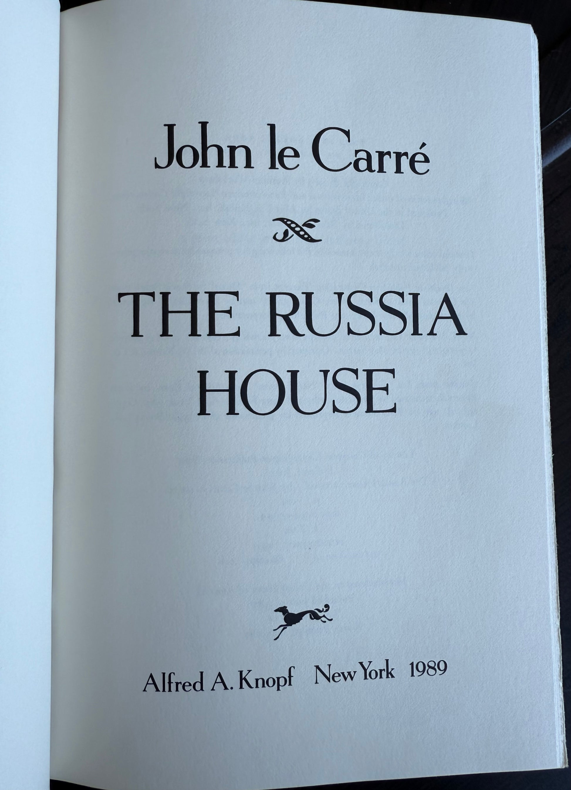 Book cover of 'The Russia House' by John le Carré with a light gray background