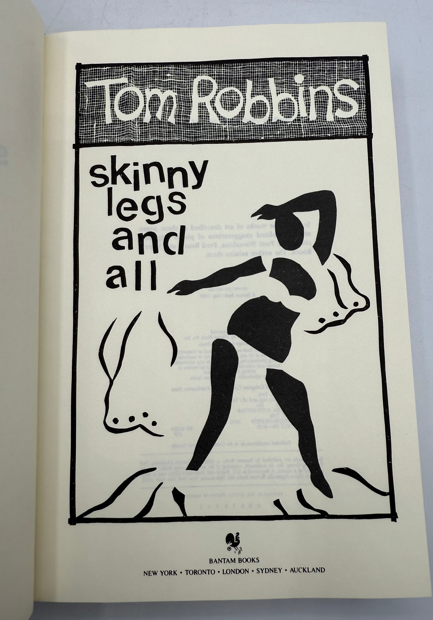 Book cover of 'Skinny Legs and All' by Tom Robbins with black and white illustrations.