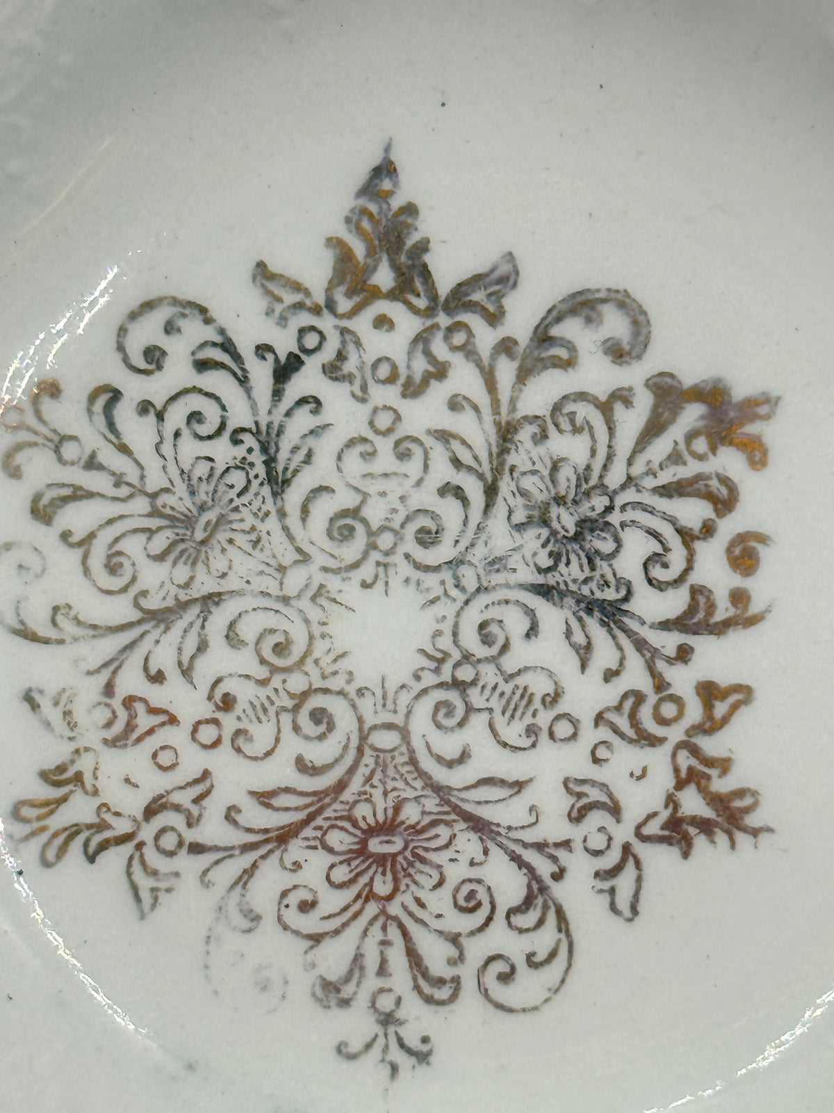 Virtreous White & Gold Butter Pat, 3"