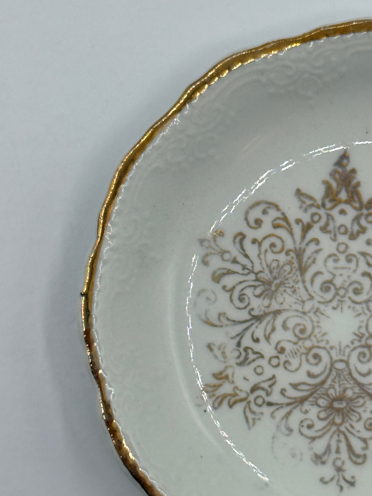 Virtreous White & Gold Butter Pat, 3"