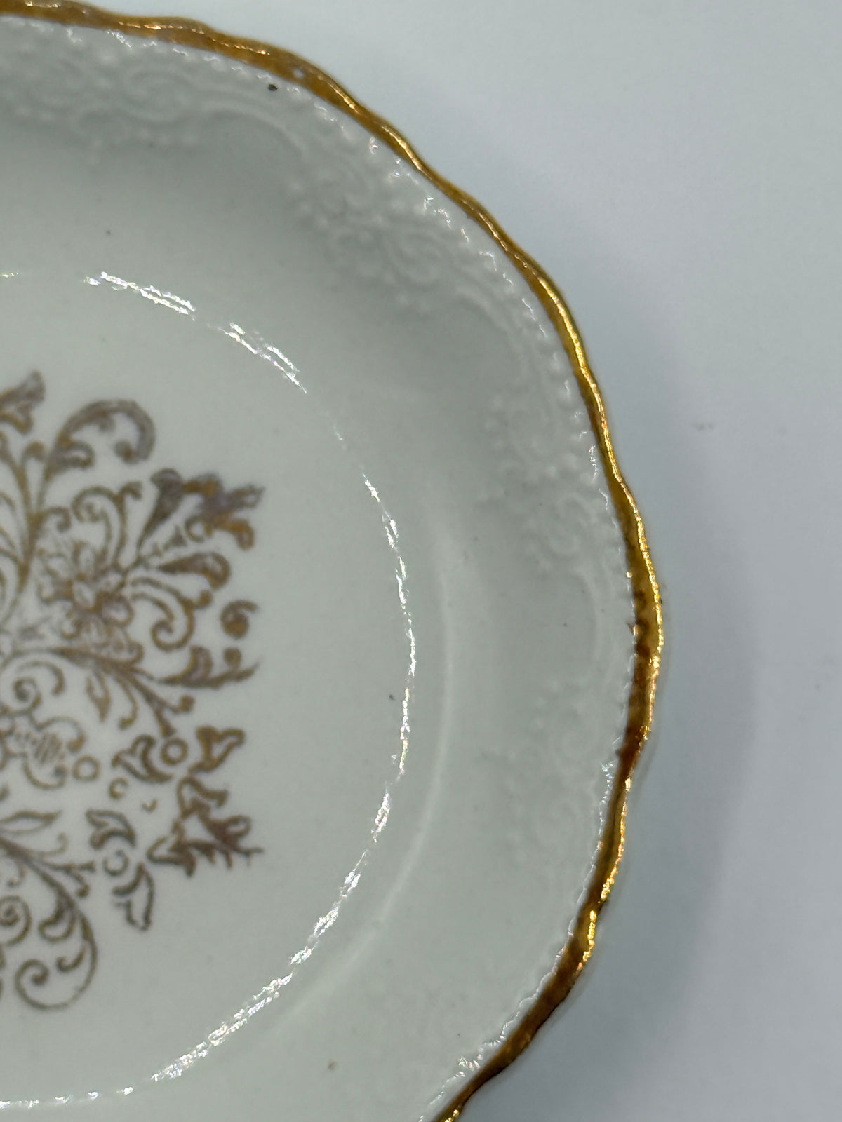 Virtreous White & Gold Butter Pat, 3"