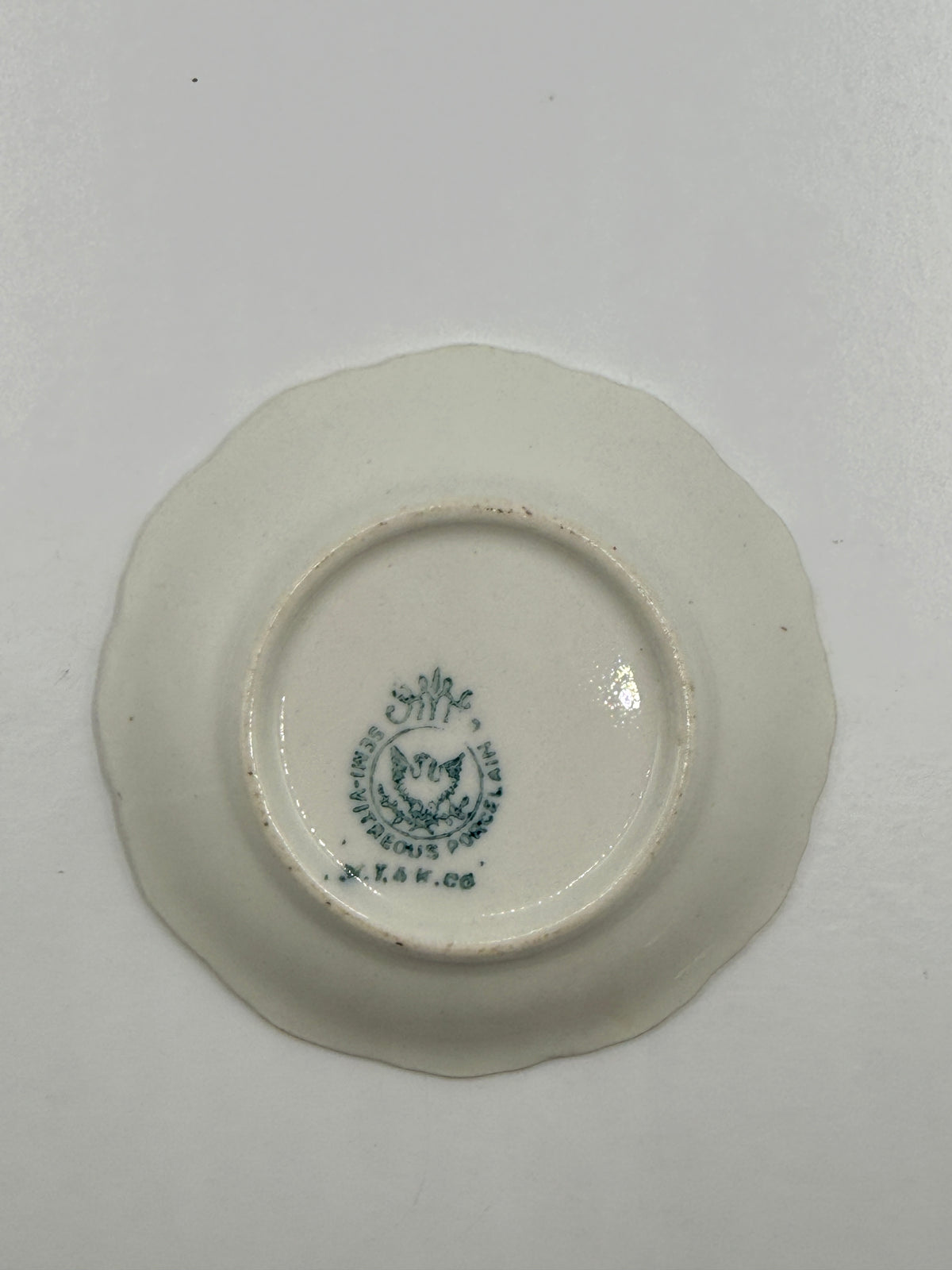 Virtreous White & Gold Butter Pat, 3"