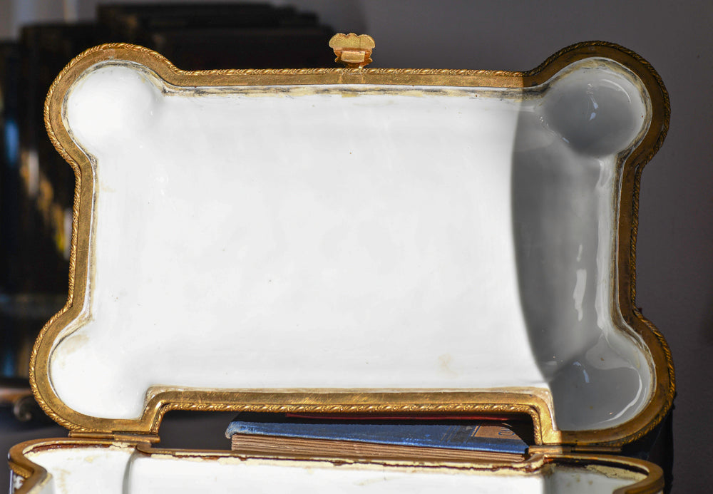 Capodimonte Ornate Italian Porcelain Dresser Box