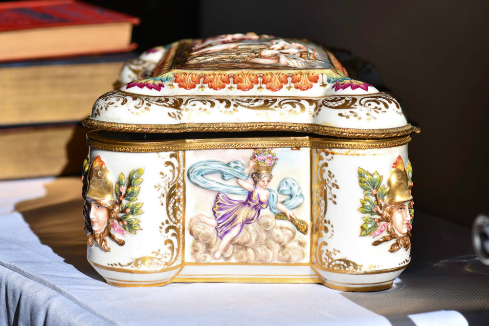 Capodimonte Ornate Italian Porcelain Dresser Box