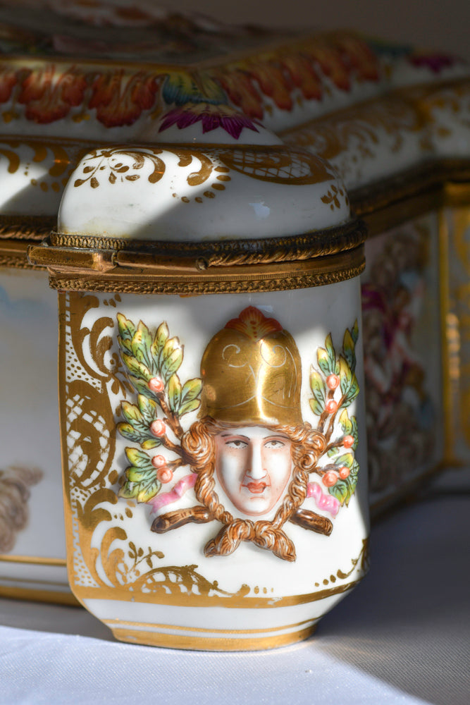 Capodimonte Ornate Italian Porcelain Dresser Box